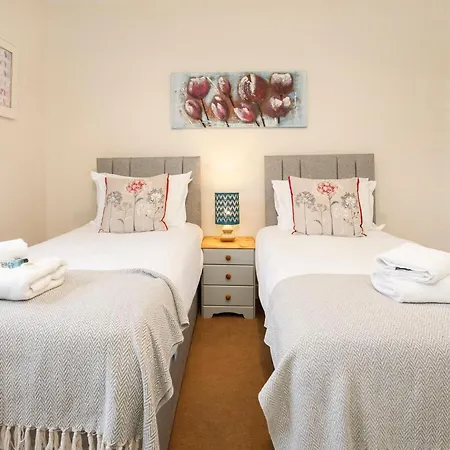 Stone's Throw Townhouse Semesterbostad