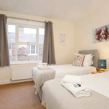 Stone's Throw Townhouse Semesterbostad *