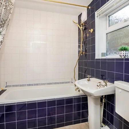 בית נופש Stone's Throw Townhouse